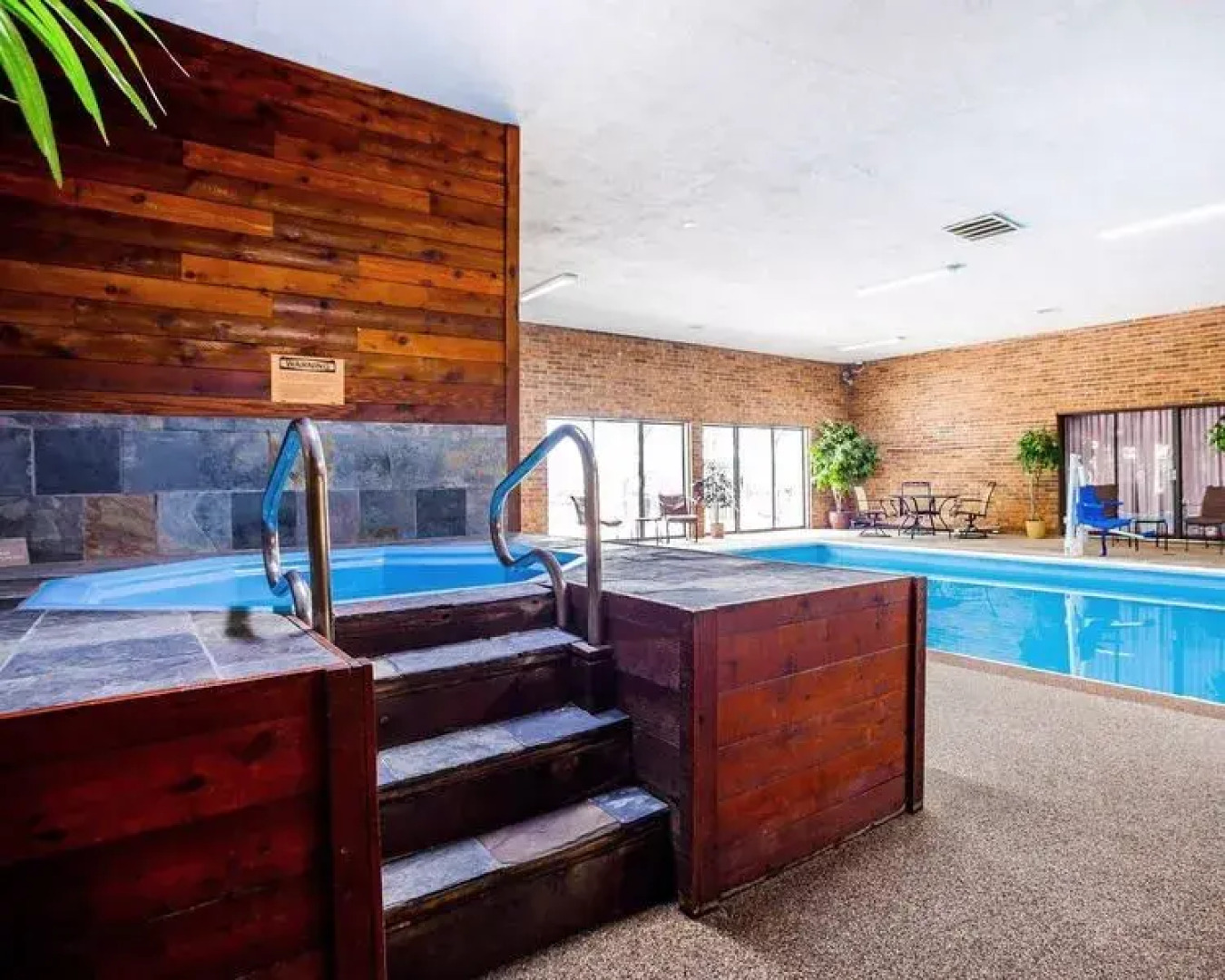 Suburban Studios Kansas City Airport North