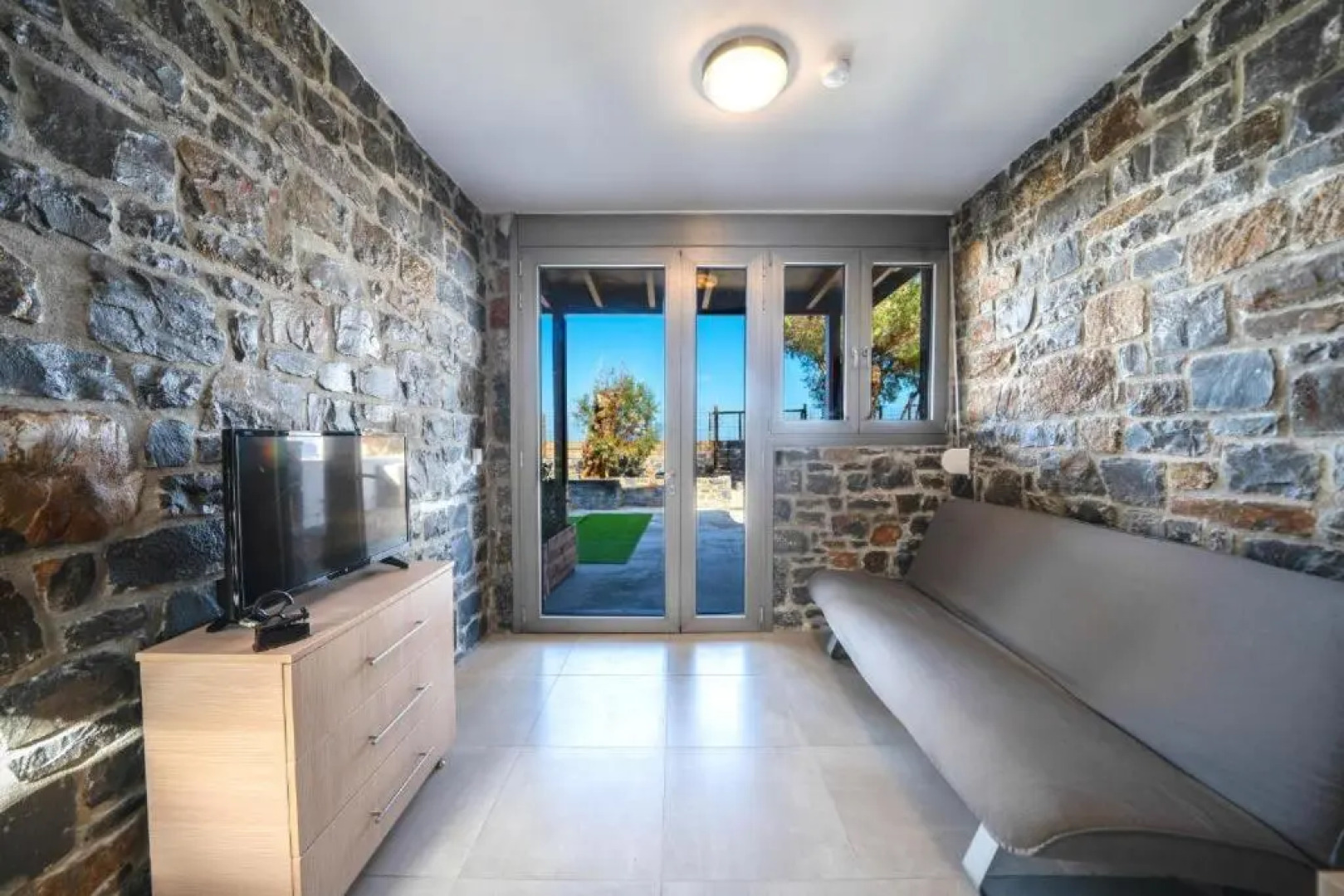 TerraZeus - Stone House Beachfront 3