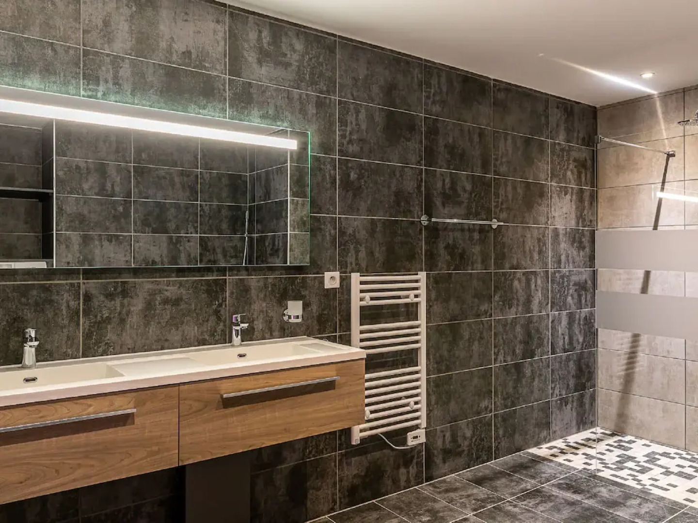 Penthouse with private sauna and wine climate cabinet