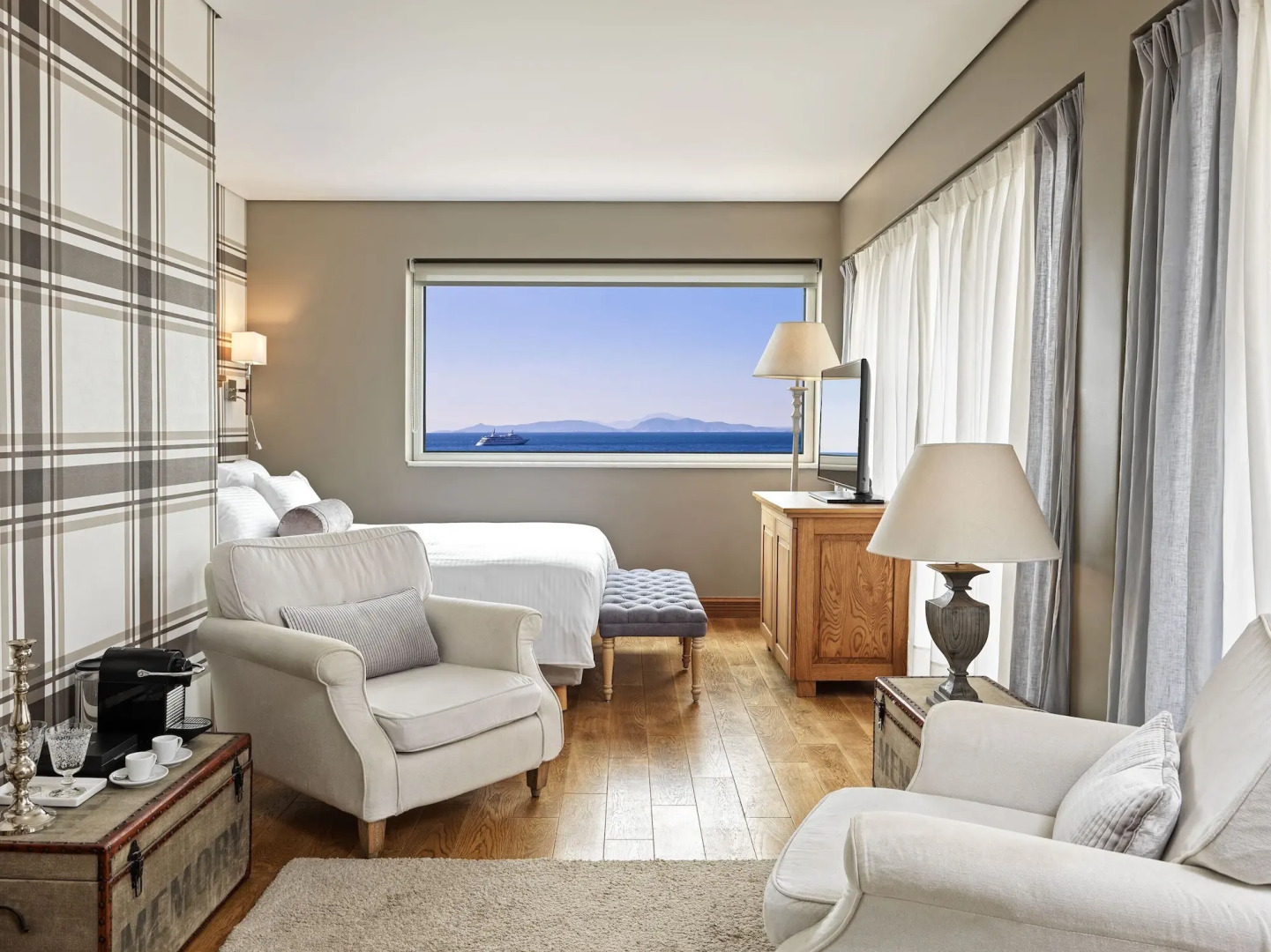 Sea View Cityscape Hotel