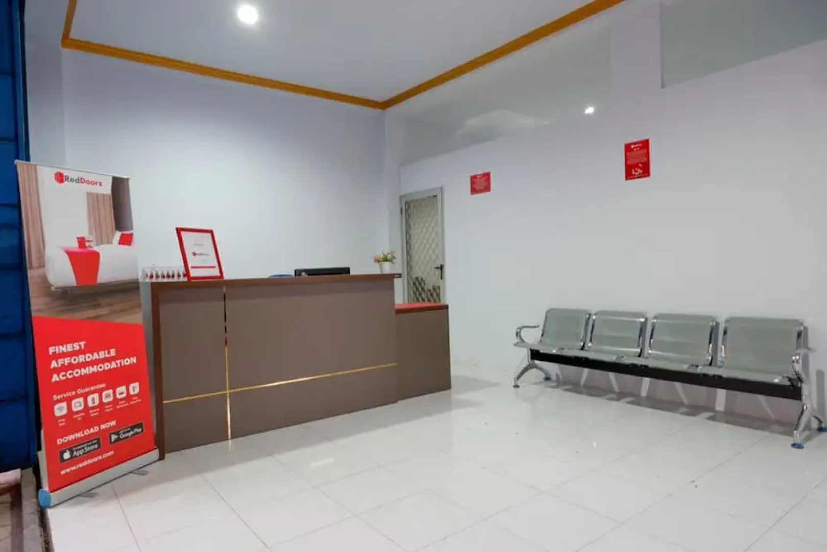 RedDoorz near GOR Satria 3