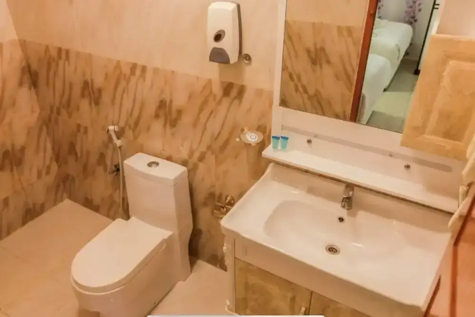 Capital O 141 Golden Rays Hotel