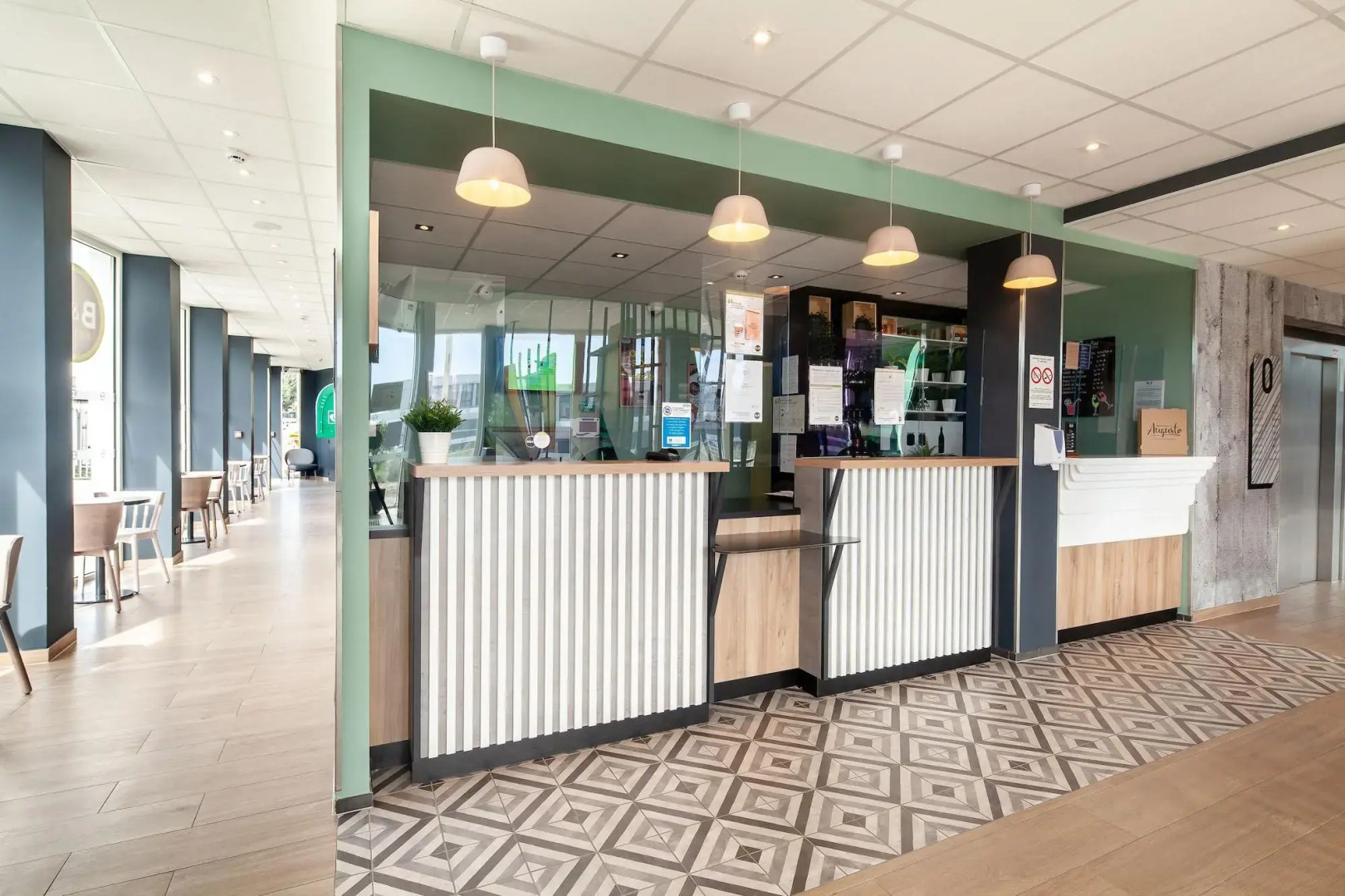 B&B HOTEL MASSY Gare TGV