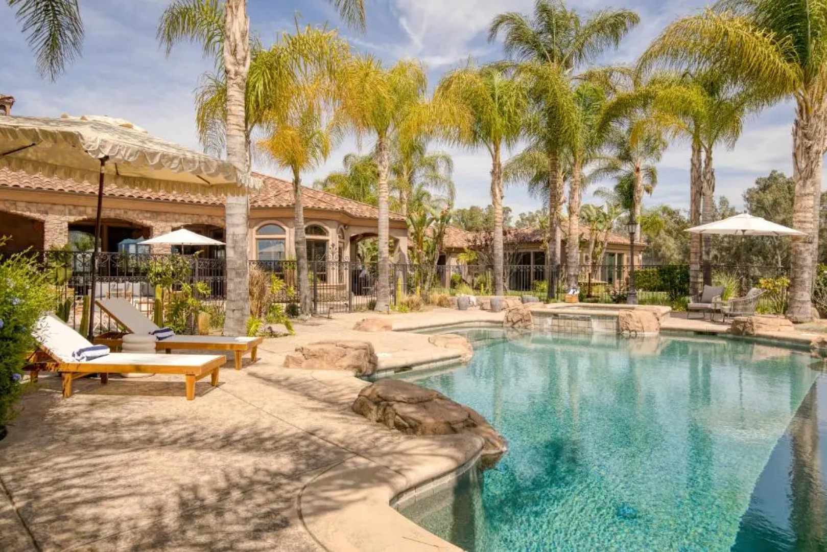 Sky Lantern by AvantStay Stunning Oasis w Pool Hot Tubs Volley Ball Court Home Office