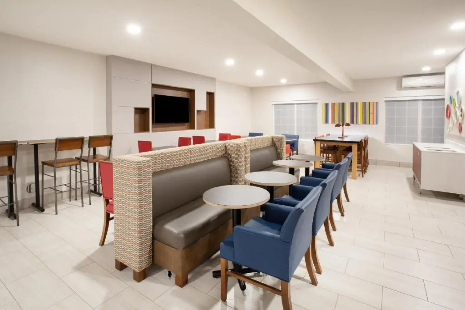 Holiday Inn Express & Suites Lincoln City by IHG