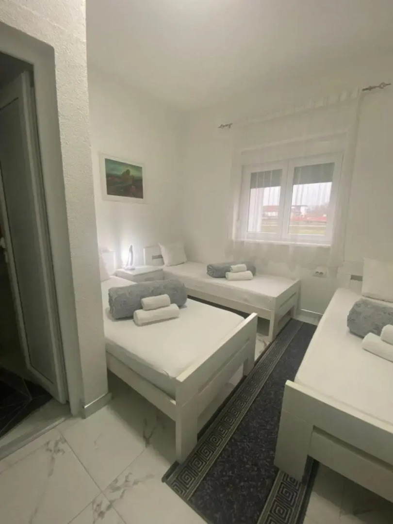 Plavi restoran, Loznica