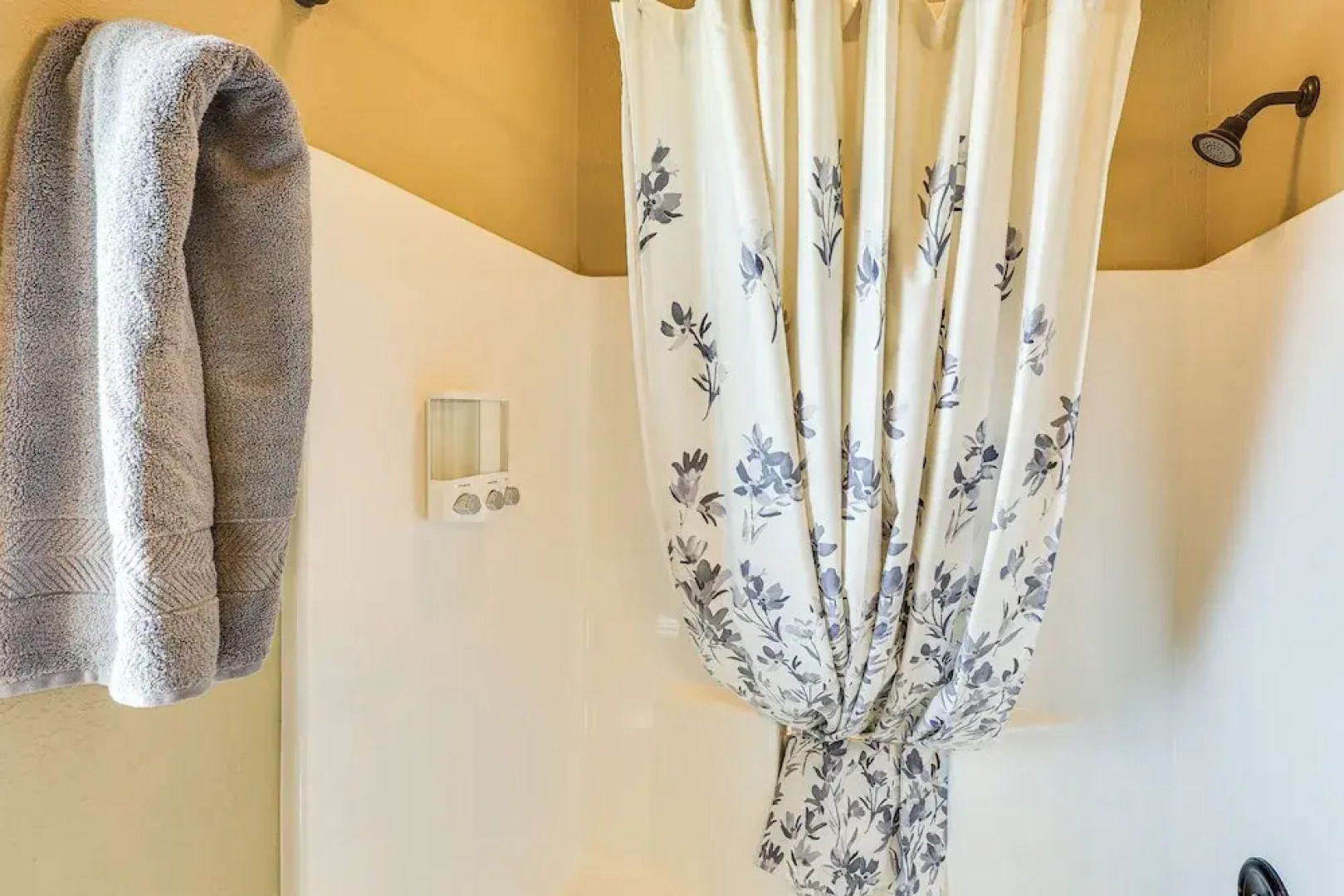 Spearfish Retreat w/ Fireplace + Mountain Views!