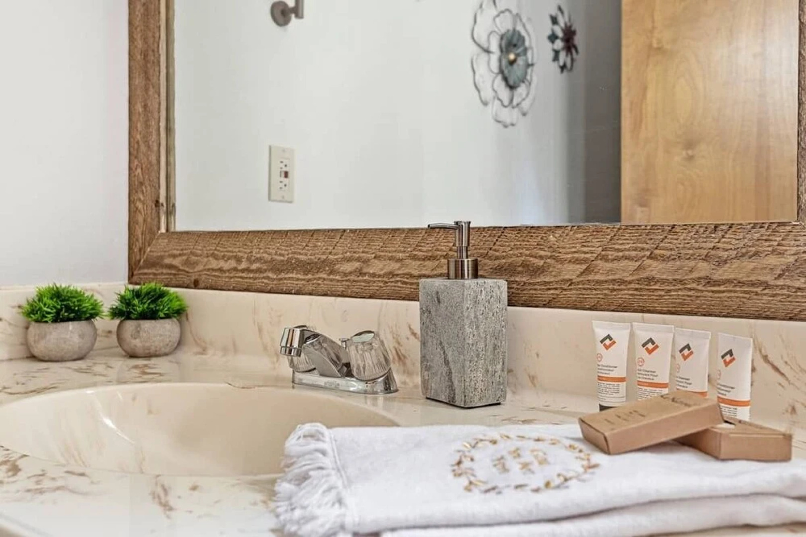 Pioneer Ridge by AvantStay Charming Hide Out Nestled In The Forest With BBQ