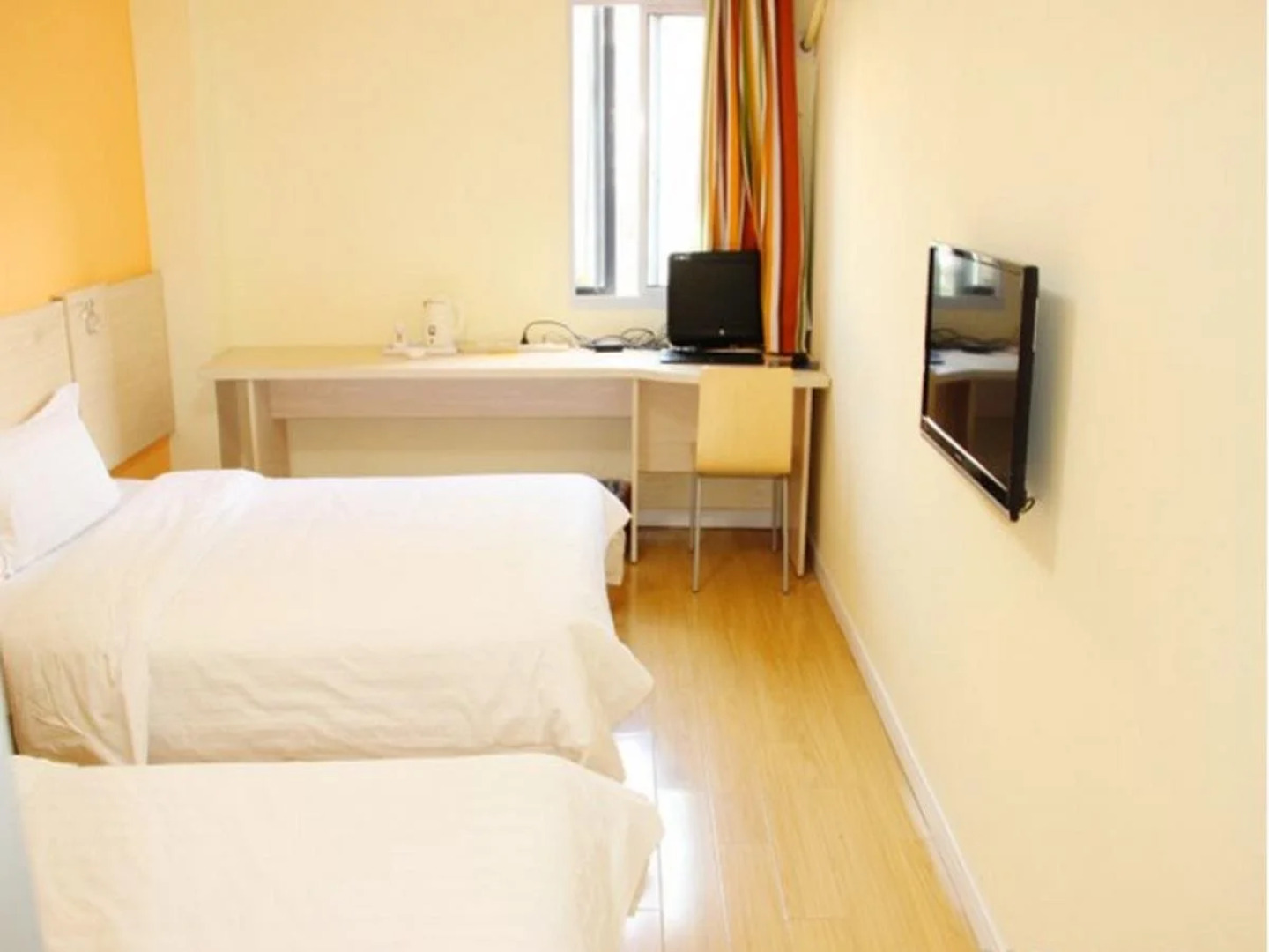 7Days Inn Wuhan Guanggu Walking Street Baoli Garden Branch