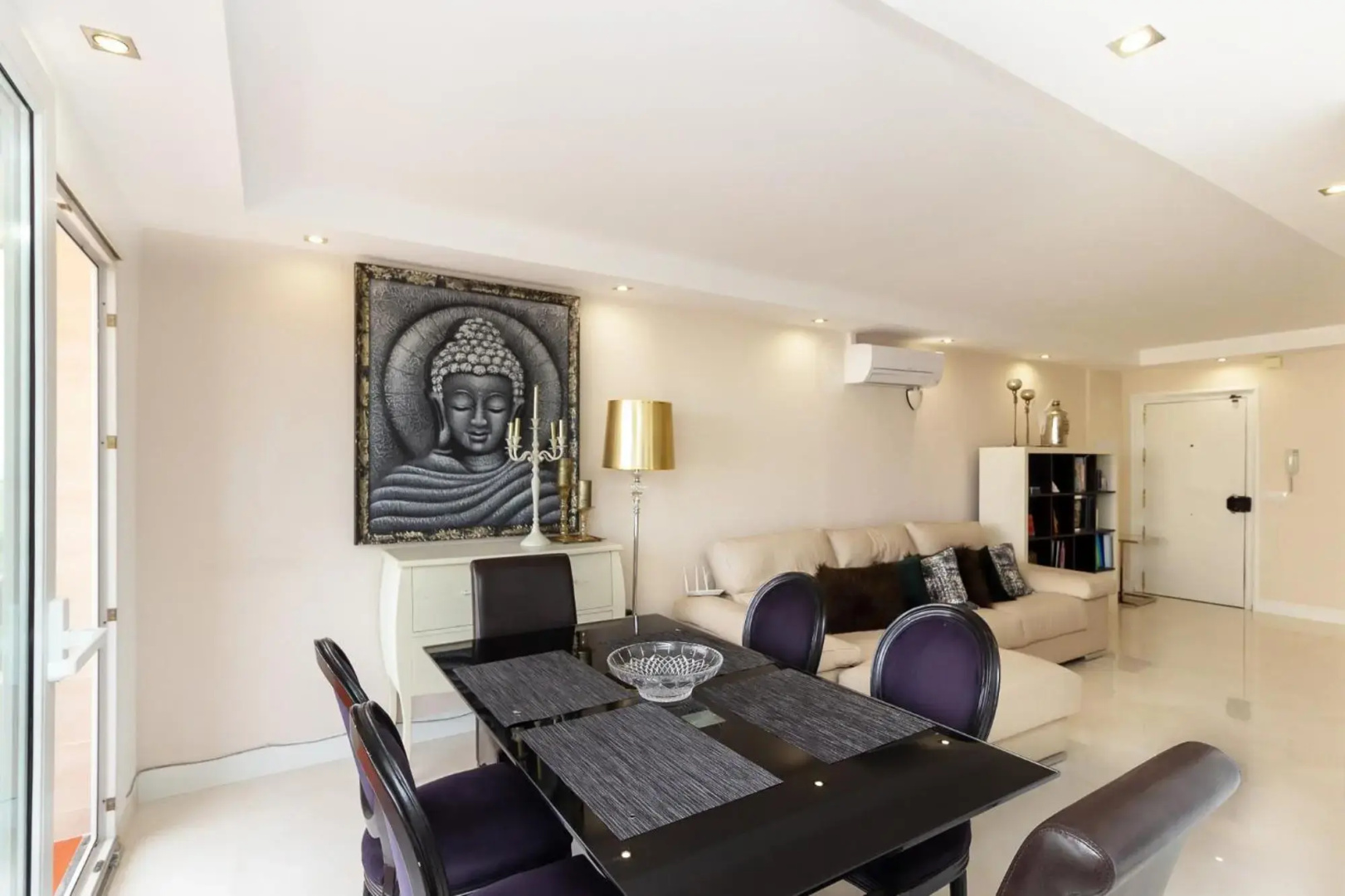 The White Apartment: Luxury, Beach and Design