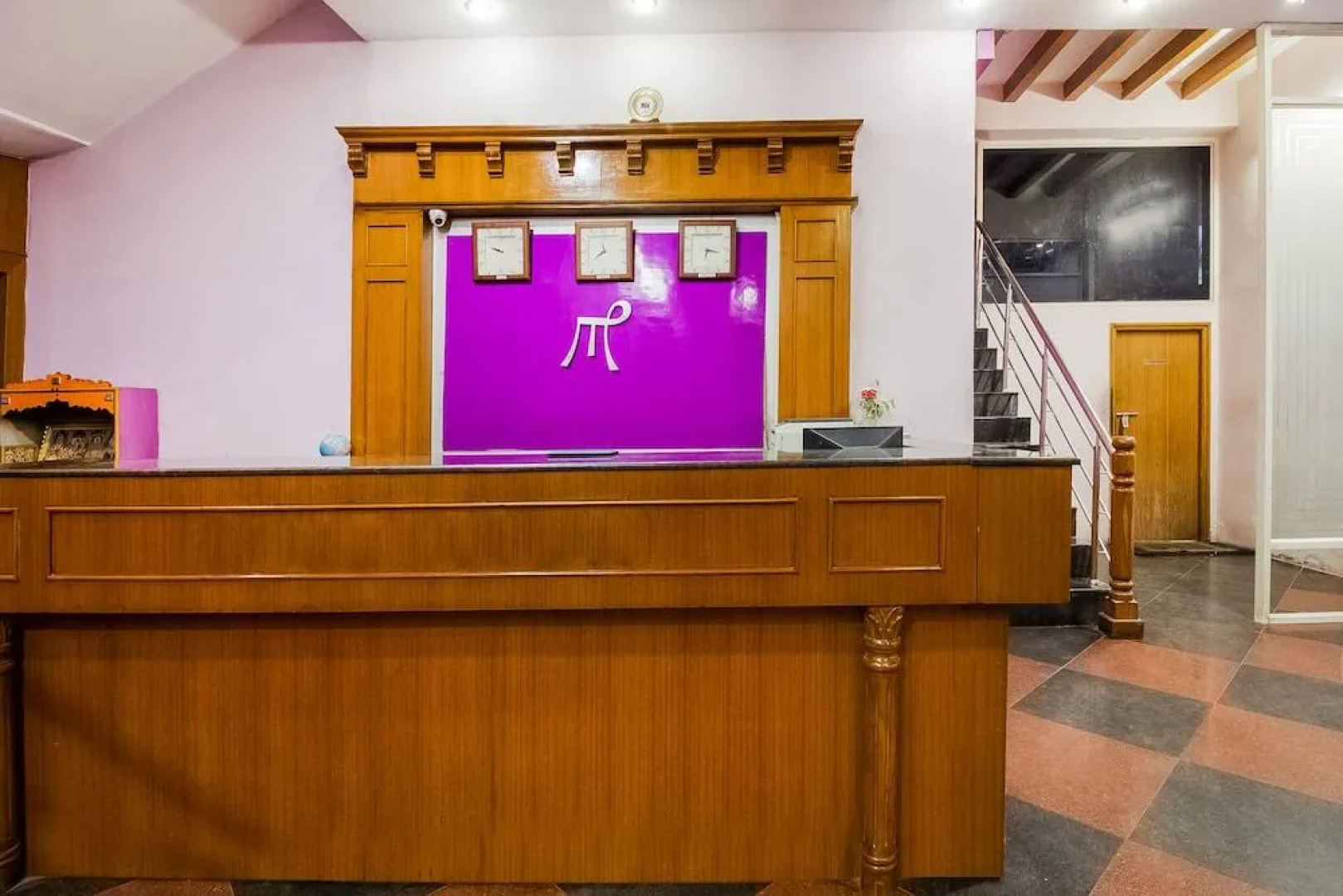 OYO 737 Hotel Manny'S Palace