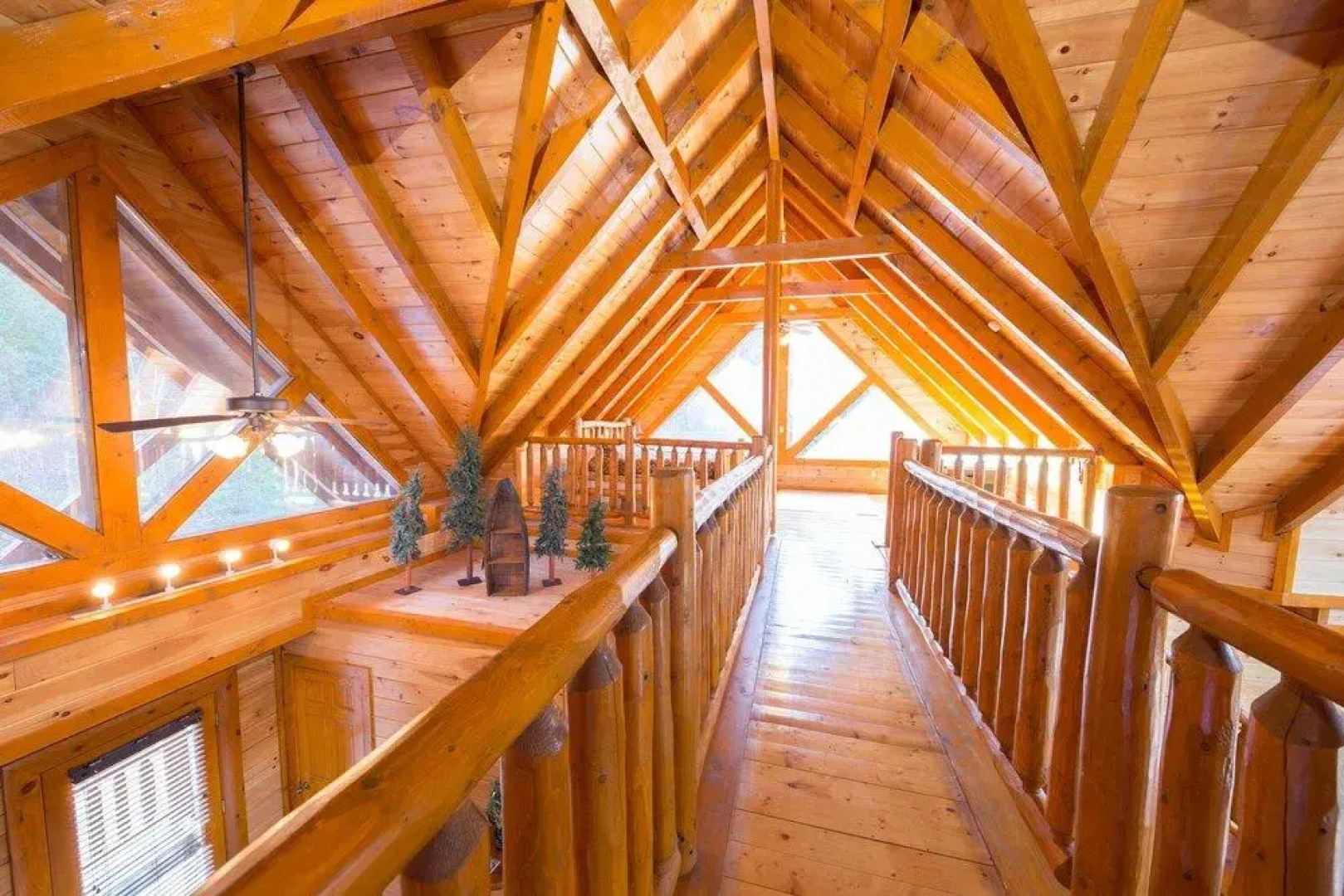 Mountain Movie Inn - Six Bedroom Cabin