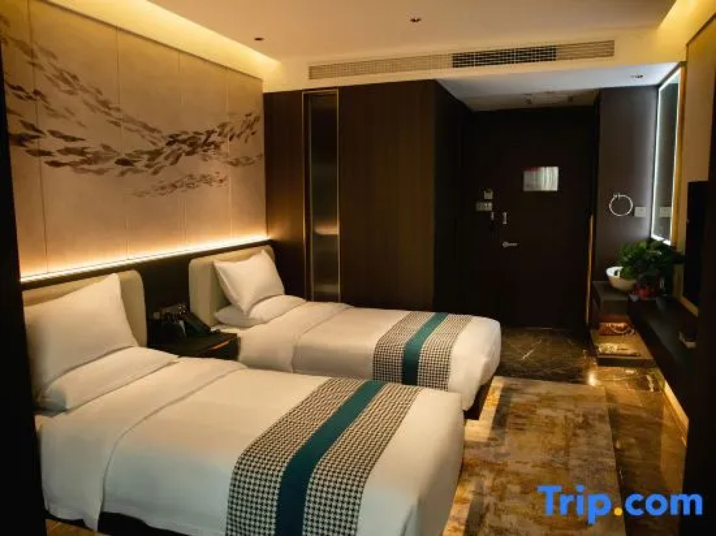 Yueshui Lanting Smart Hotel (Yuan Yongnian New Century Tianzhu Square)