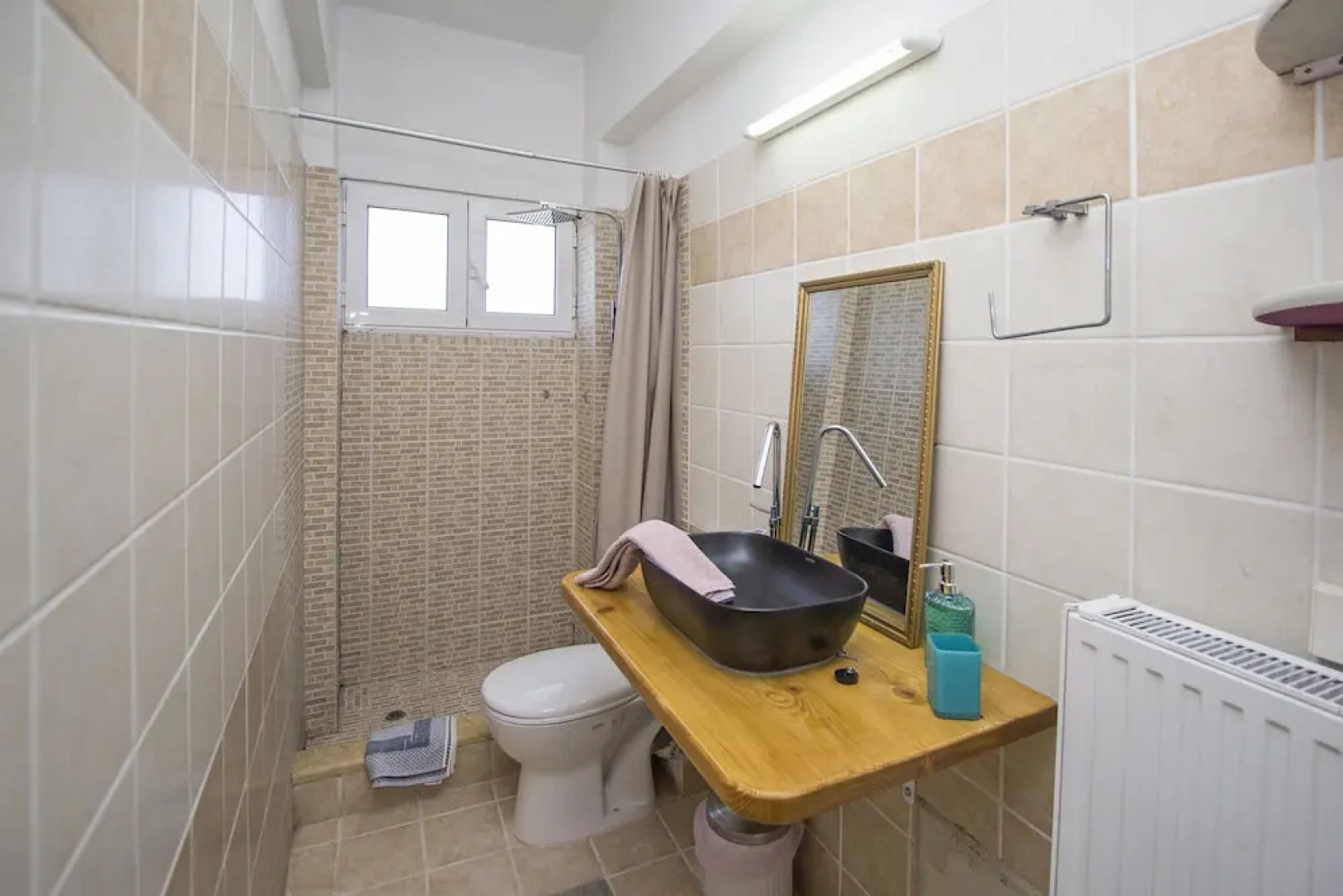 Sun-splashed Skyline Apt