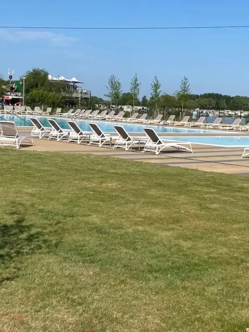 Caravan-sleep8-hottub-freep-balcony-familyfriendly