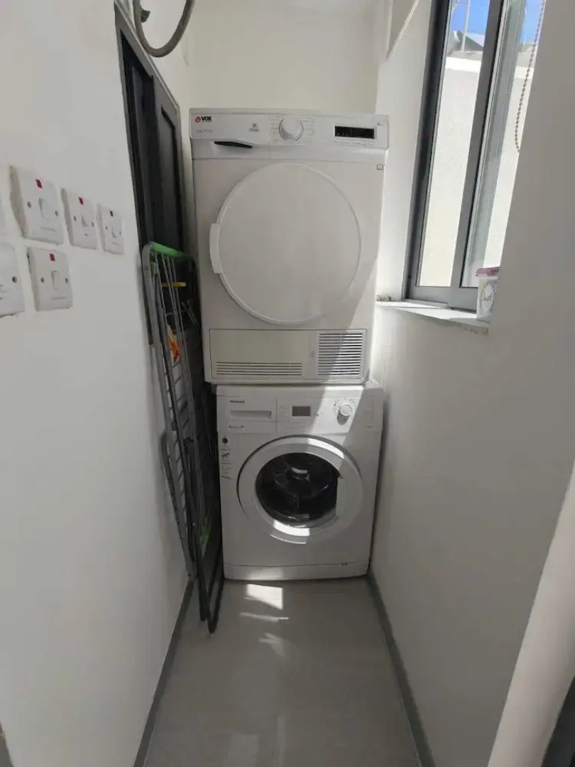 Twin Room with Laundry in Pembroke