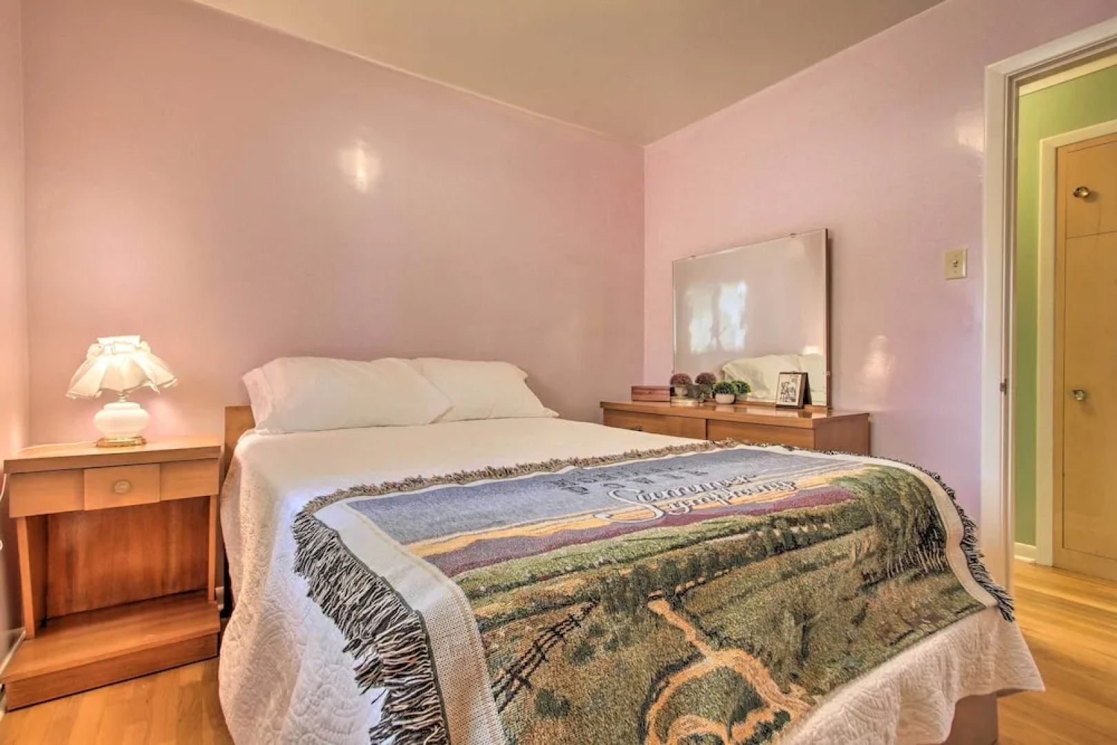 Nostalgic & Retro Anaconda Home, Walk to Town