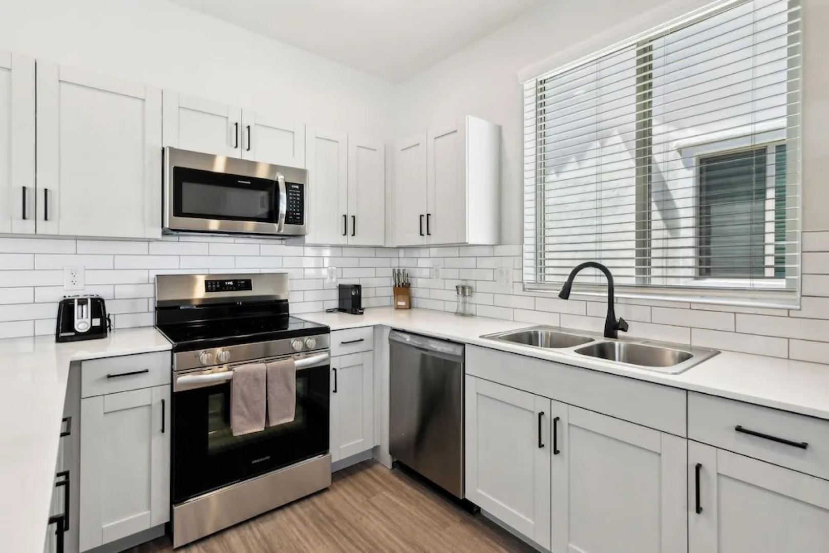 Sparkling Modern Home with Pool BBQ