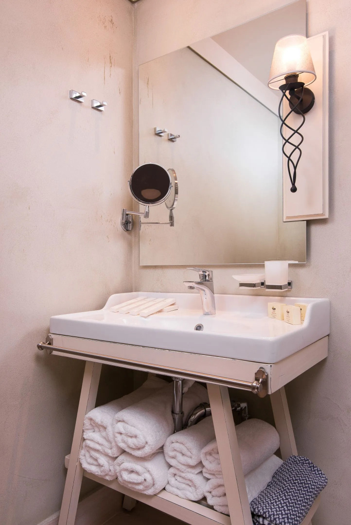 Neikos Luxury Suites