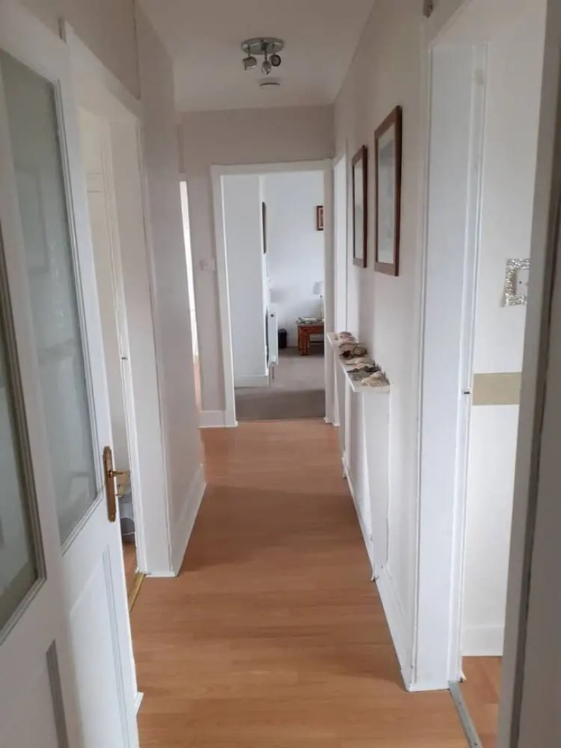 Marina View, Lovely Upper 3 Bedroom Apartment