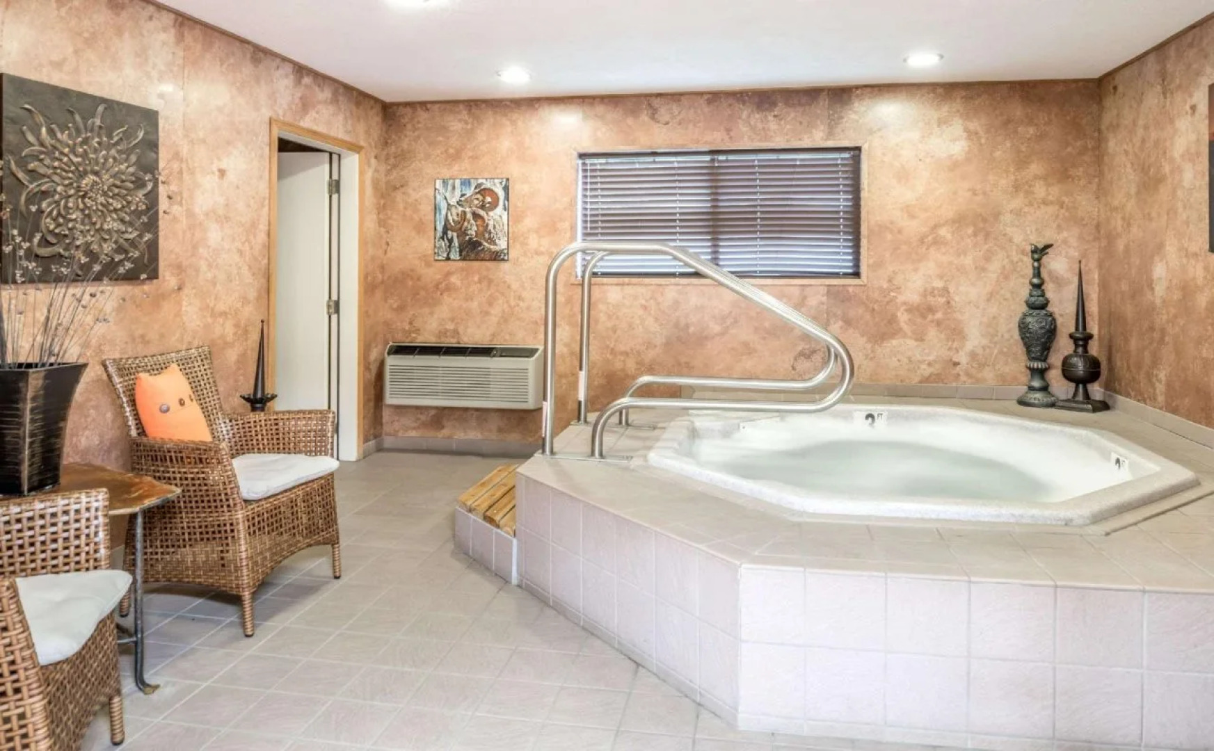 Super 8 by Wyndham St. Regis