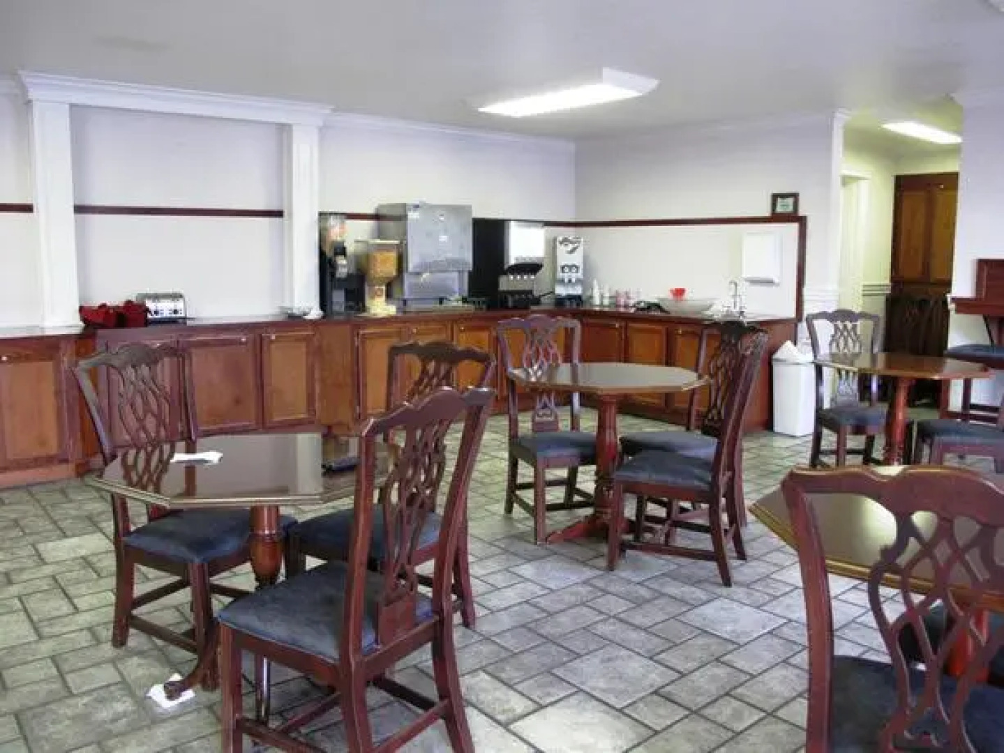 Econo Lodge Inn & Suites Central