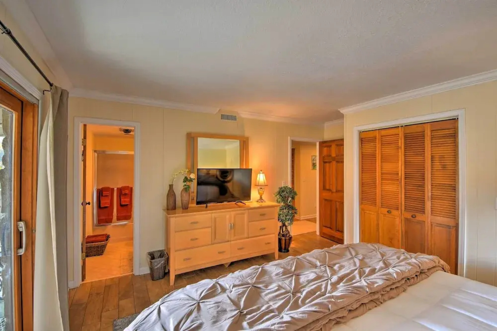 Picturesque Sky Haus Sanctuary w/ Mountain Views