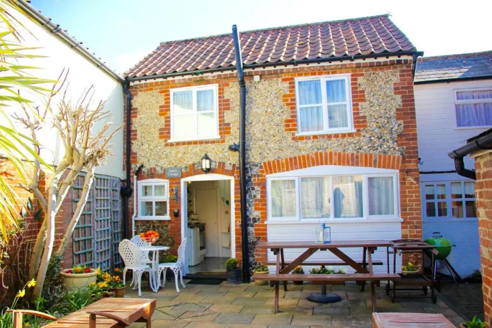 Romantic Flint Cottage on the Suffolk Coast