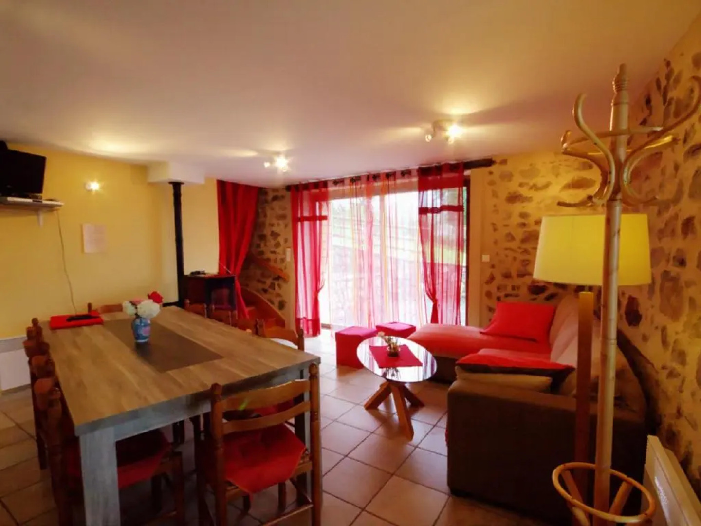 Gîte Saint-Cyr-de-Valorges, 5 pièces, 8 personnes - FR-1-496-17