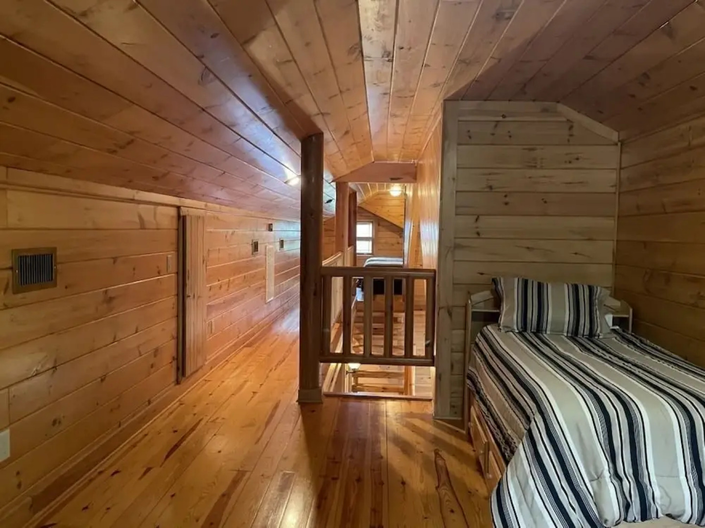 Deluxe log cabin! Pet and motorcycle friendly - enjoy nature with family and friends! 3 Bedroom Cabin by RedAwning
