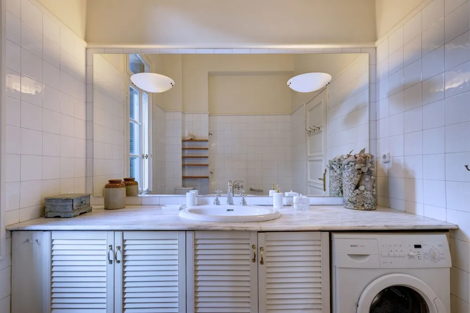 Artistic neoclassical residence