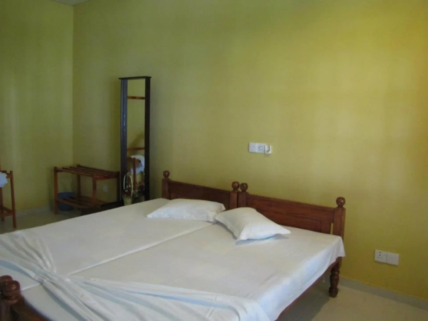 Lake Edge Holiday Inn