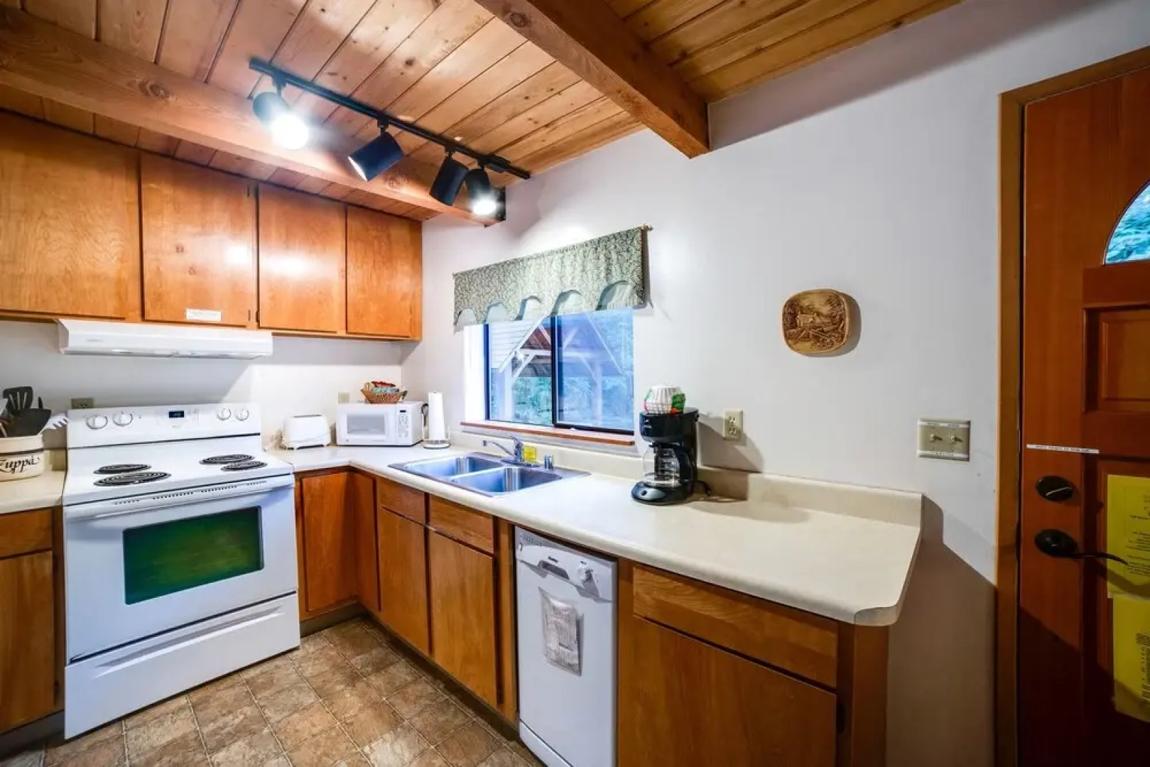 67MF- Hot Tub - Pets Ok - BBQ - Sleeps 5