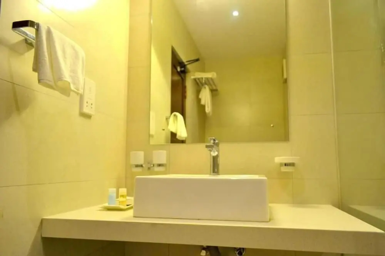 KYNROCK Airport Hotel