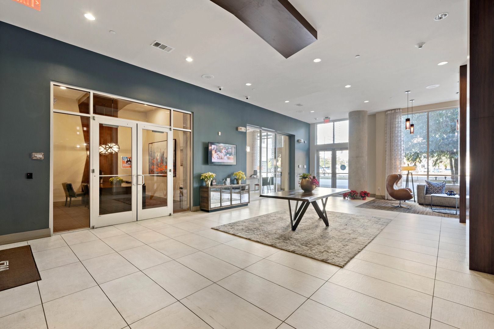 Spacious Apt With Amenities! Downtown Location!