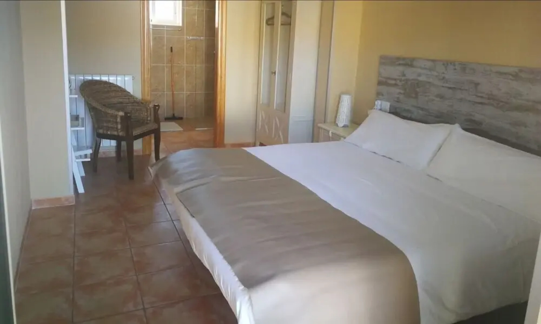 Lush Holiday Home in Aigües with Hot Tub