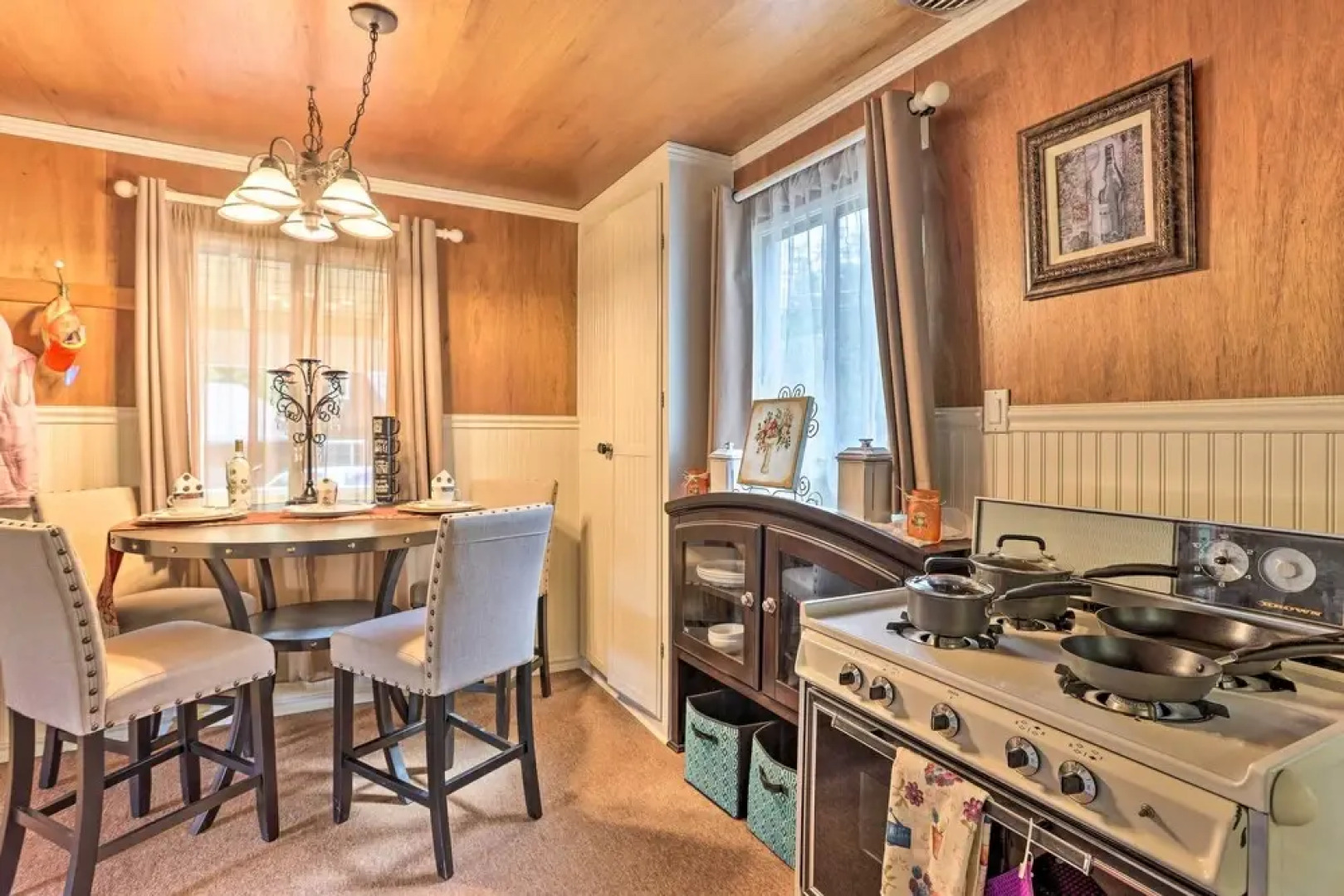 Cozy Crestline Cabin, Close to Lakes, Parks!