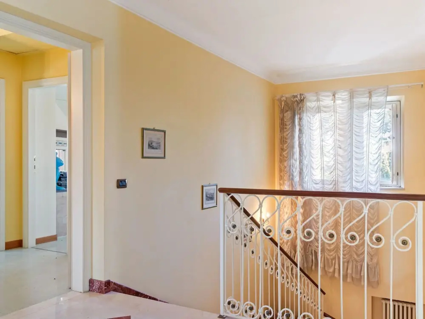 Plush Holiday Home in Macerata with Jacuzzi