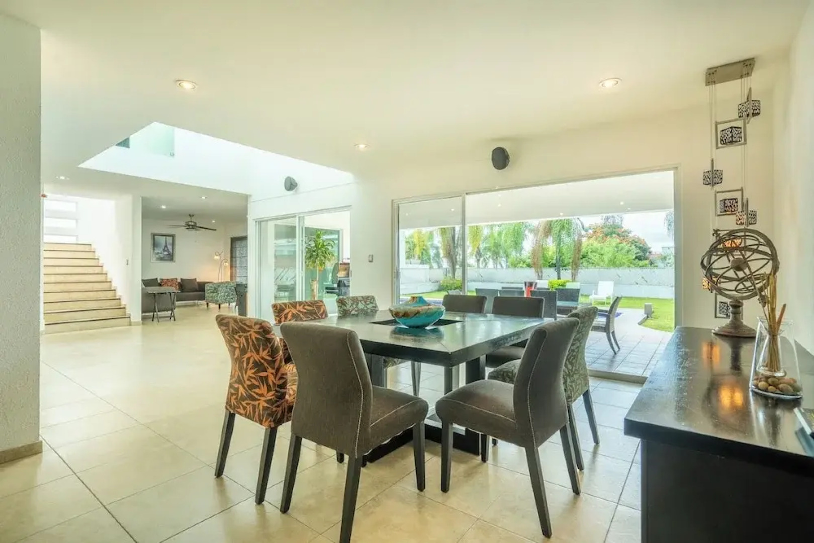 Spacious 5 Bedroom Oasis with Pool & BBQ