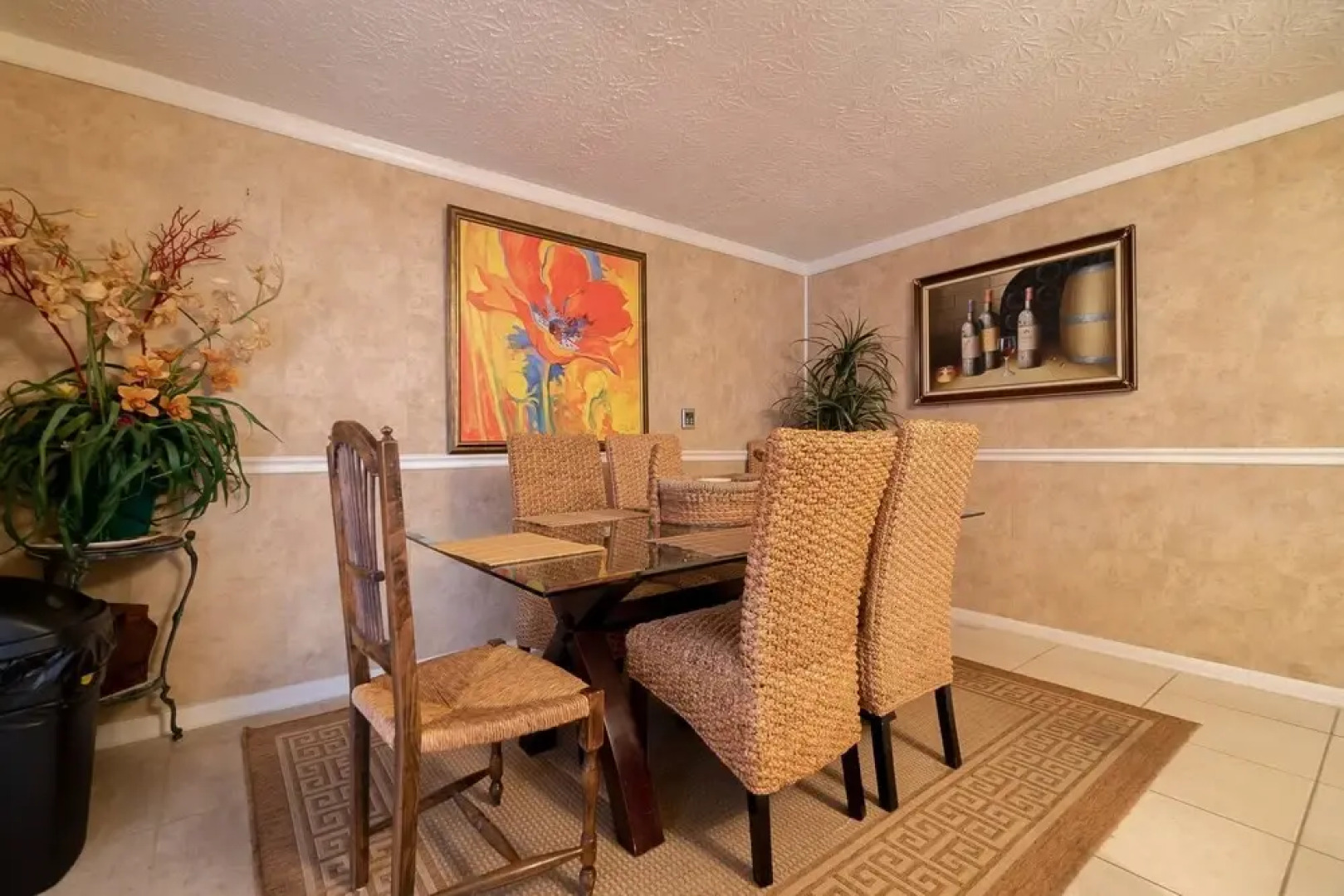 The Secret Garden - The Cottage Near Beach, Shops, Restaurants, Pet Friendly, Close to Lucerne Ave!