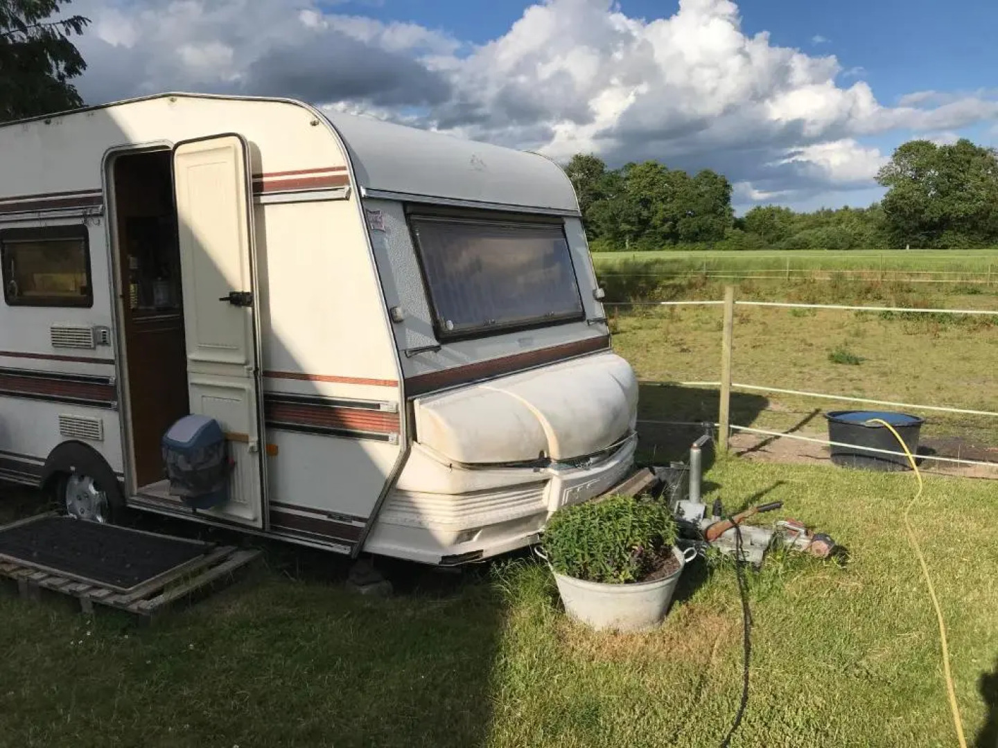 SIMPLE LIVING - Beds 190 cm - Dogs welcome on request - CARAVAN - COSY FARM BnB