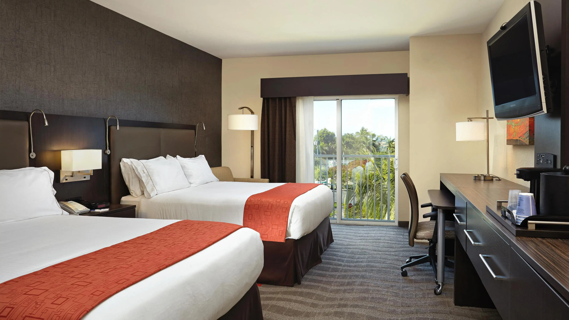 Holiday Inn Express Hotel Naples Downtown - 5th Avenue