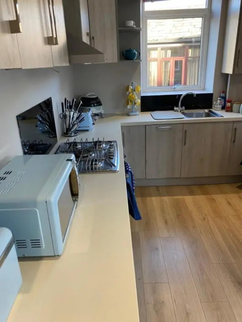 Honeybee Cottage, with a Log Fire & a Hot Tub.