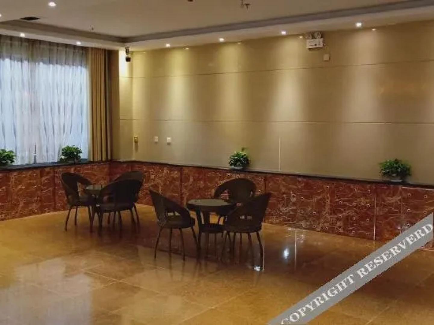 Ruoqiang holiday inn