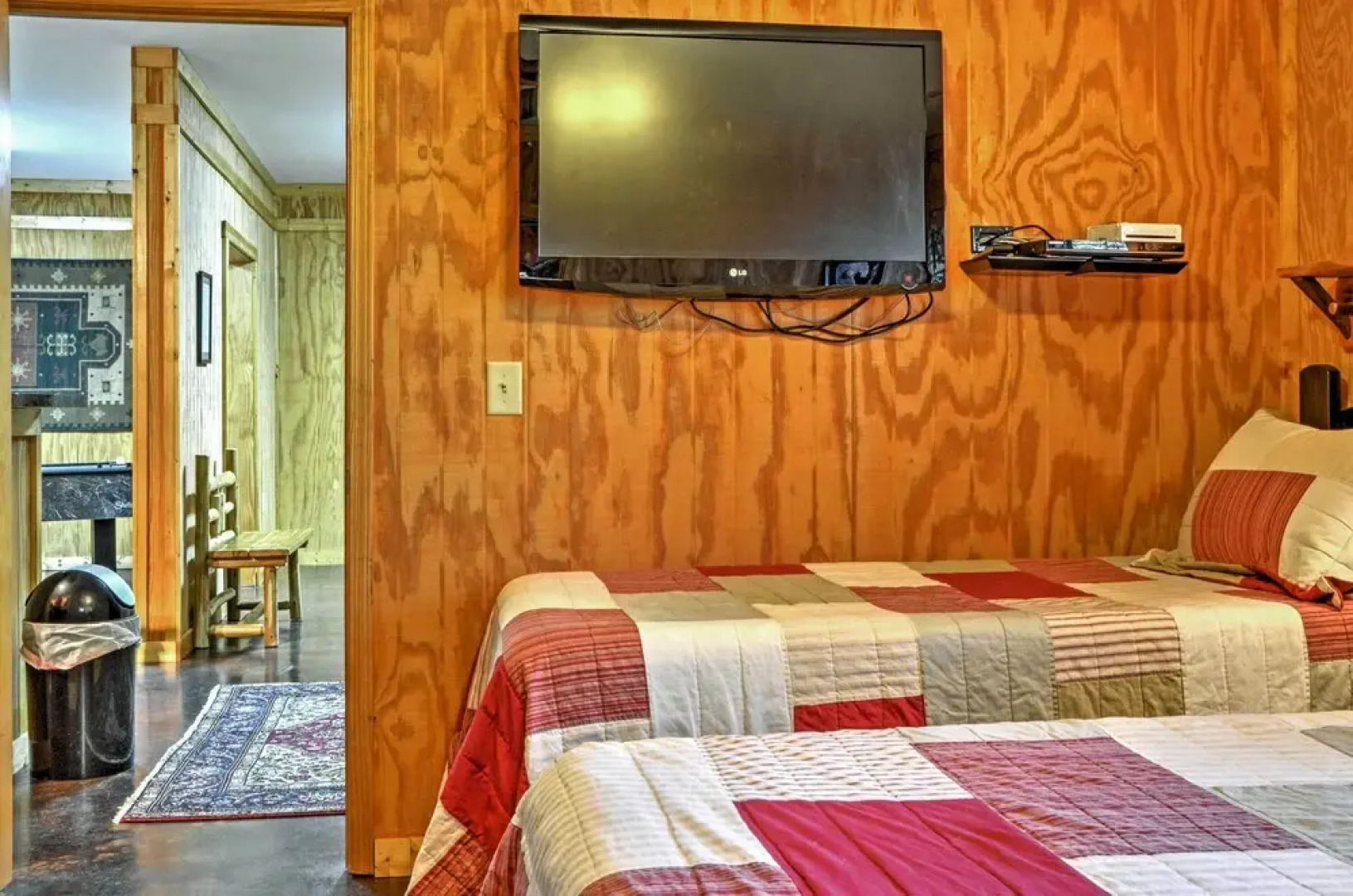 Rustic Cabin w/ Hot Tub: 2 Mi to Unicoi State Park