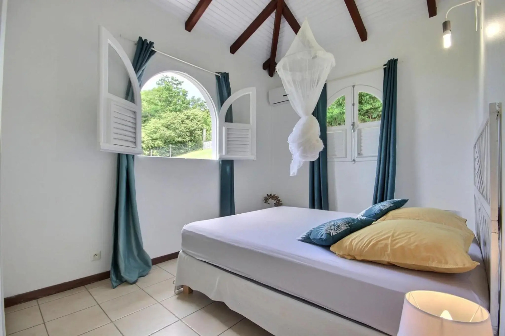 Villa Palmier rouge : 3 ch, piscine à débordement, vue mer et végétation