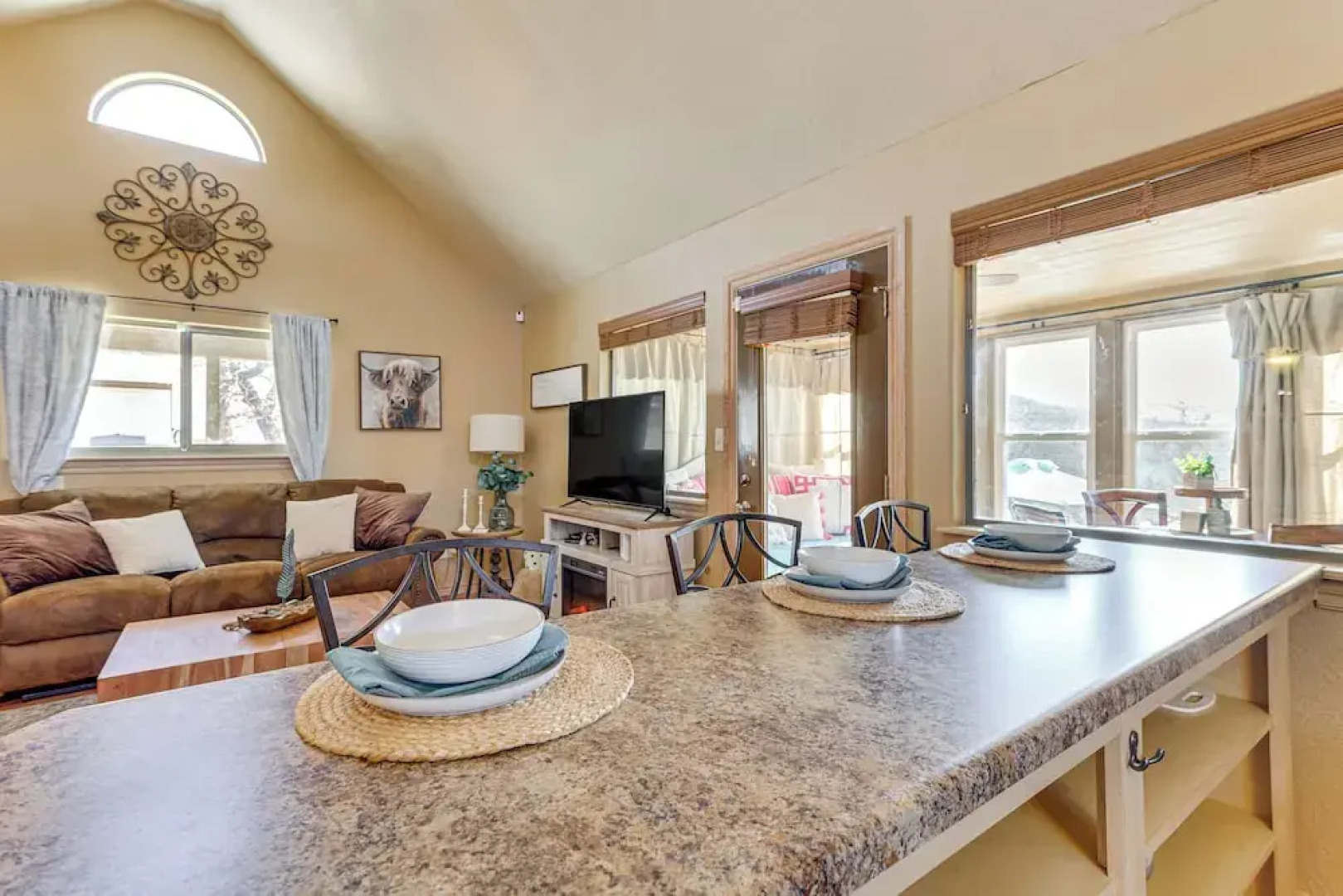 1/2 Mi to Lake Lawtonka: Mtn-view Haven!