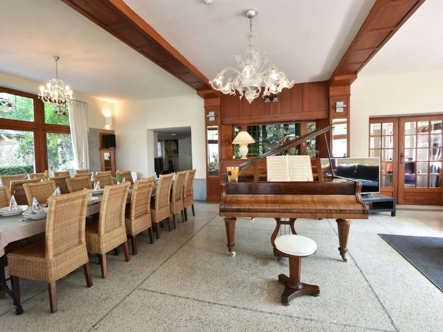 Former Hotel in the Centre and Near the Beach in Panne