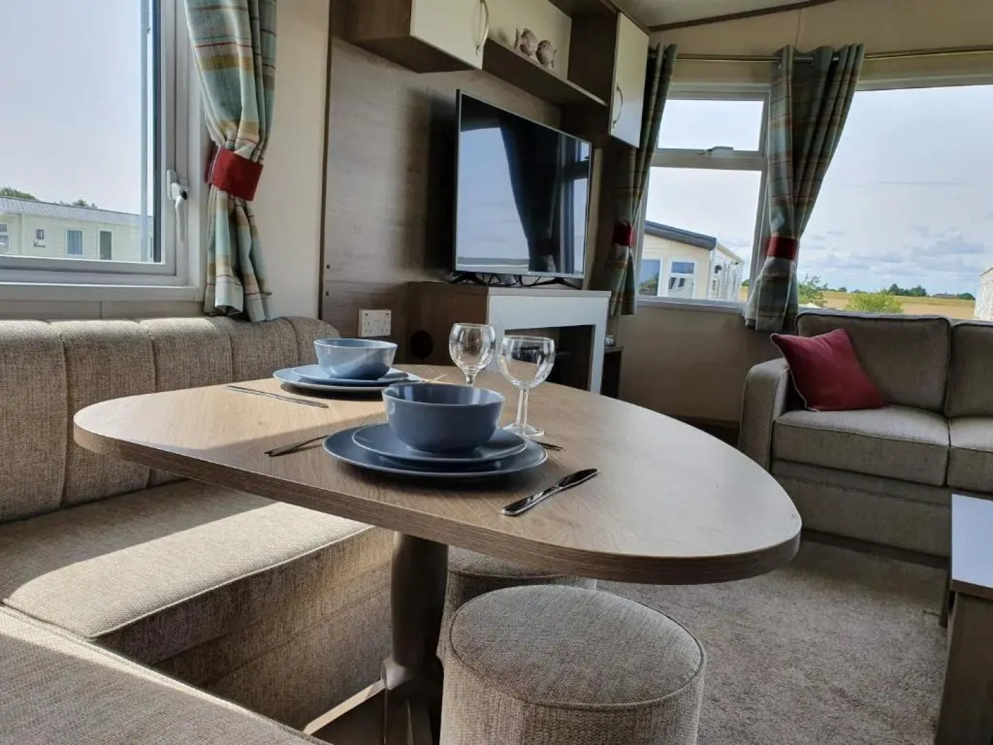 46 Lancaster Crescent Luxury caravan with hot tub