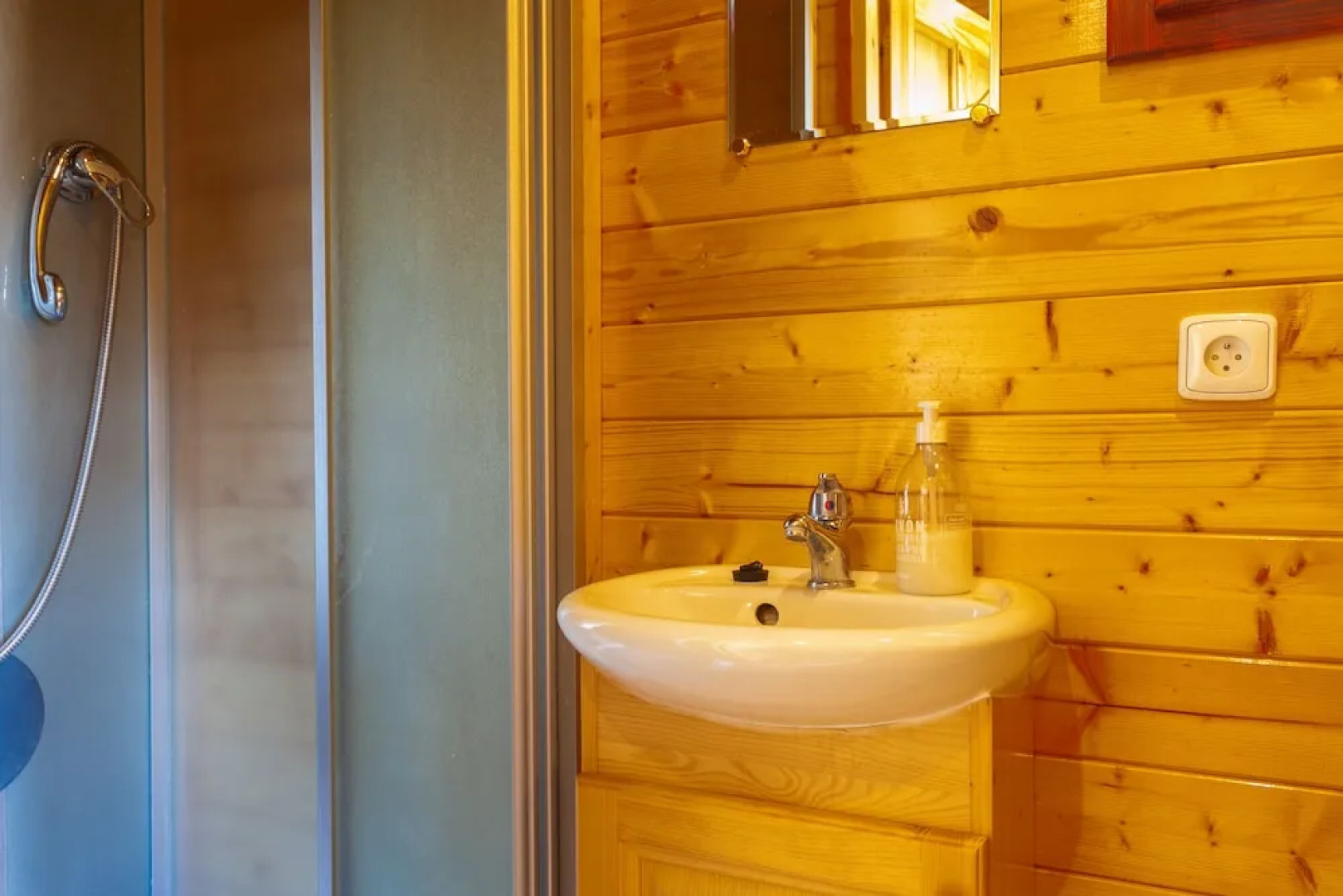 La Grange d'Emile Gites, Roulottes et Piscine